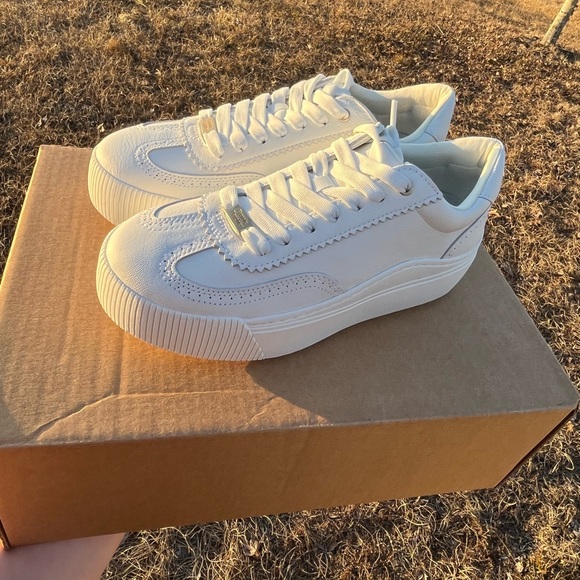 NWT Dr Scholls x Favorite Daughter White Sneakers Size 9 - Picture 4 of 13